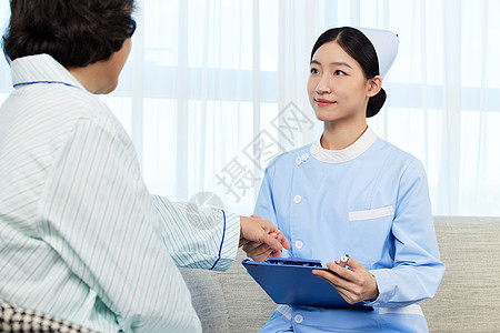 女护士询问老年病患身体状况专业高清图片素材