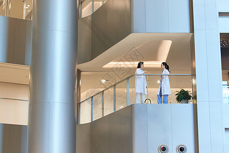 在医院走廊交流工作的两位女医生图片