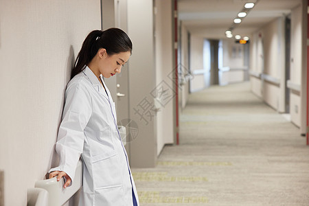 医院走廊上的女医生感觉疲惫图片