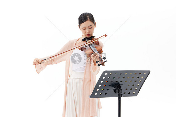 青年女性看乐谱拉小提琴图片