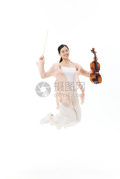 拉小提琴的青年女性演奏家图片