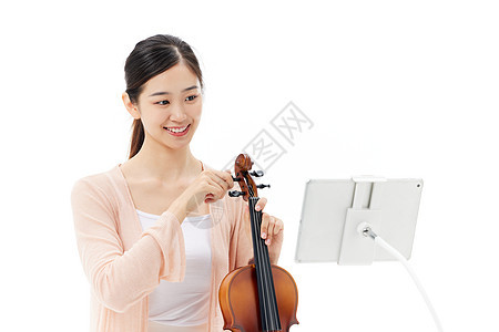 线上教学录拉小提琴直播课程的青年女性图片