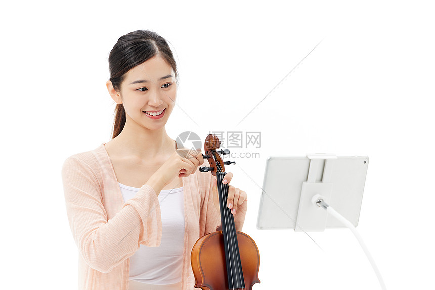 线上教学录拉小提琴直播课程的青年女性图片