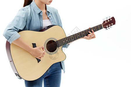 弹吉他的青年女性手部特写图片