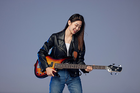 活力女贝斯手弹奏贝斯背景图片