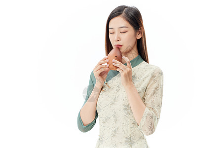 优雅女子吹陶埙图片素材