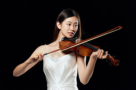 在舞台上拉小提琴的优雅女性图片