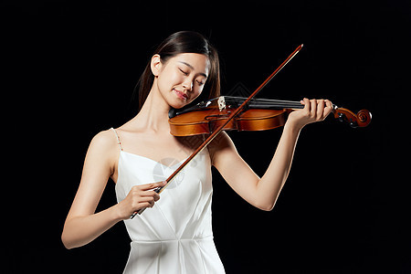 舞台上拉小提琴的优雅女性背景图片