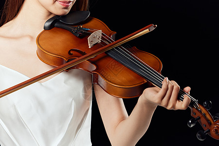 青年女性舞台上拉小提琴特写高清图片