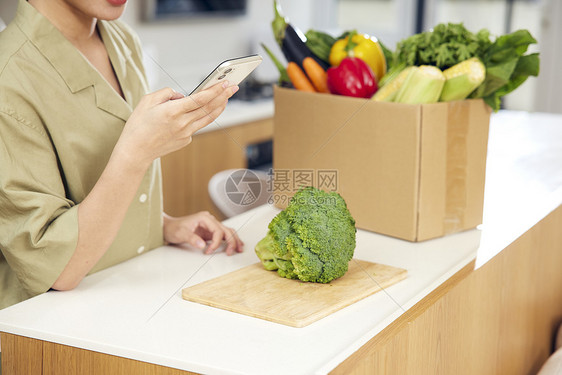 居家美女手机团购蔬菜特写图片