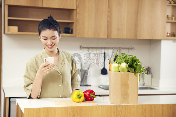 居家美女线上团购蔬菜图片