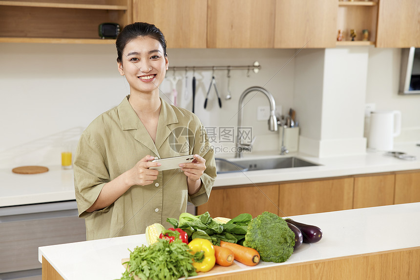 居家美女团购蔬菜拍照图片