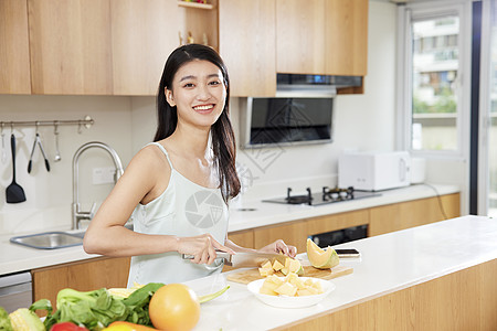 厨房里切水果的美女图片