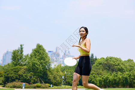 年轻运动美女户外飞盘运动图片