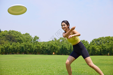 年轻美女户外玩飞盘图片