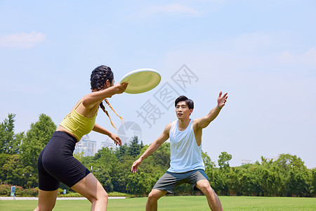 户外极限在户外玩飞盘的青年男女背景