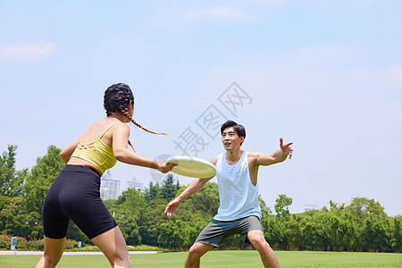 青年男女飞盘运动背景图片