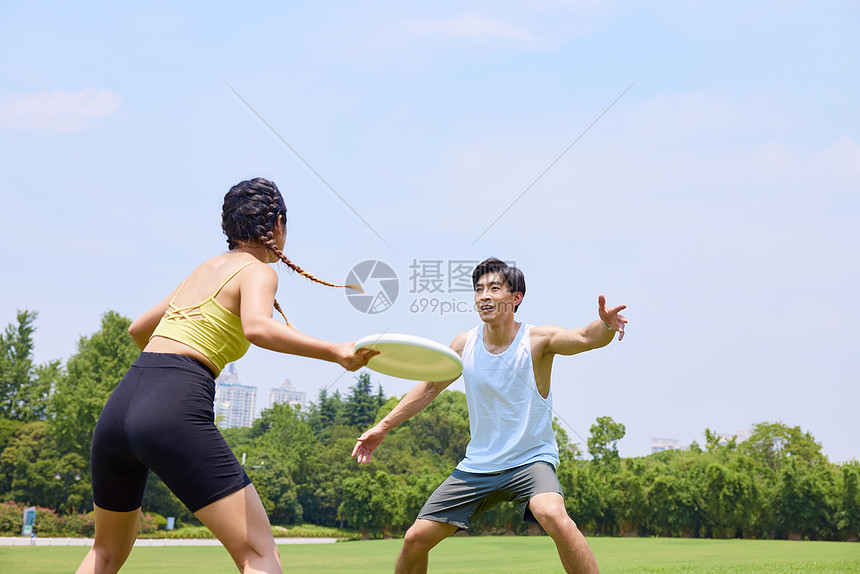 青年男女飞盘运动图片