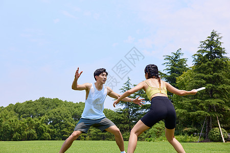 青年男女在户外玩极限飞盘图片