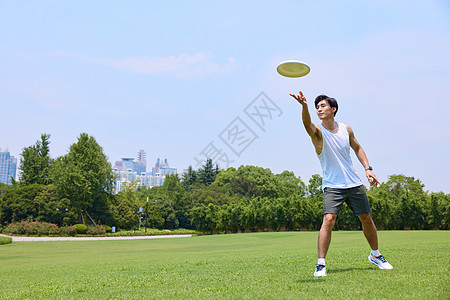 户外玩极限飞盘的男青年图片