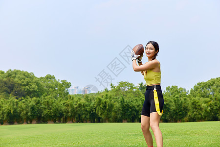 青年女性腰旗橄榄球运动图片