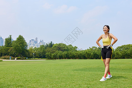 年轻运动女性腰旗橄榄球运动图片