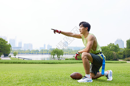 玩腰旗橄榄球指挥跑位的男青年图片