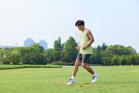 男青年户外敏捷性训练高清图片