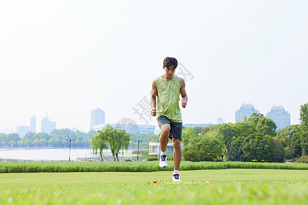 男青年户外脚步敏捷性训练图片