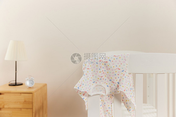 婴儿房里温馨的场景图片