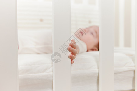 在婴儿床里睡觉的宝宝图片