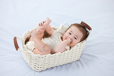 婴儿奶粉婴儿篮里的可爱宝宝背景