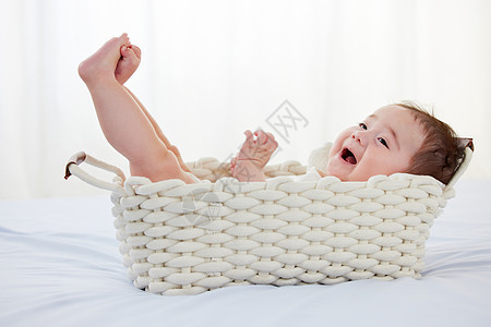 婴儿篮里的宝宝背景图片