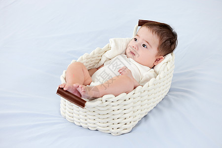 躺在婴儿篮里的可爱宝宝图片