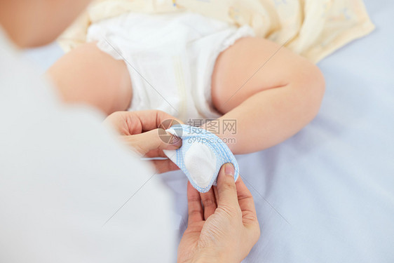 妈妈给宝宝穿袜子图片