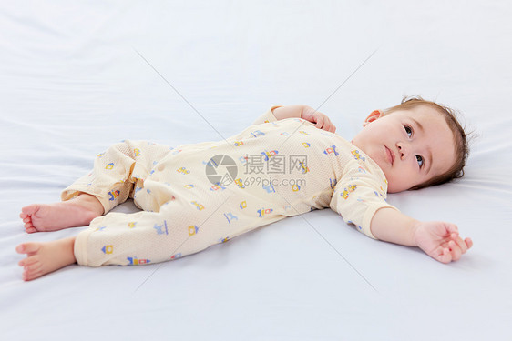 可爱宝宝躺在床上图片