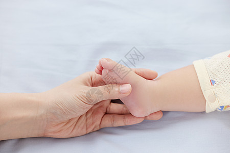 握着宝宝小脚的妈妈图片
