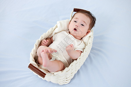 婴儿篮里的可爱宝宝背景图片