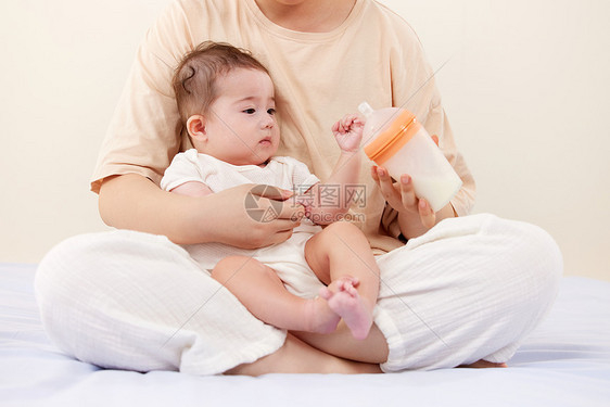 母亲给宝宝喂奶喝图片