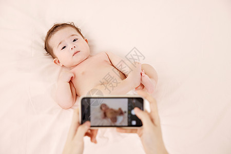 妈妈给宝宝用手机拍照图片