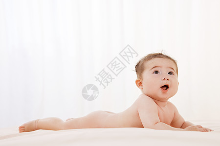 抬头的可爱婴儿宝宝背景图片