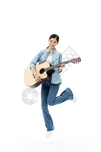 弹吉他的青年女性图片
