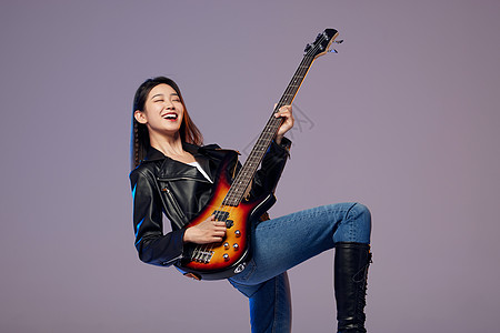 活力女贝斯手弹贝斯形象背景图片