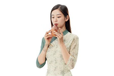 优雅女子吹陶埙图片素材