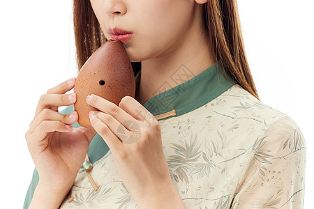 国风女子吹陶埙特写图片素材