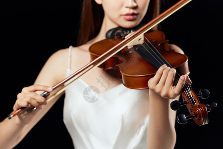 青年女性舞台上拉小提琴特写图片