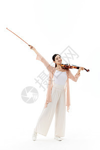 青年女性演奏家拉小提琴图片