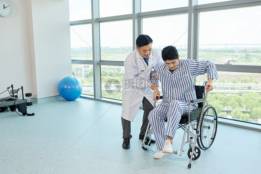 医生指导病人进行复健高清图片下载-正版图片502506764-摄图网