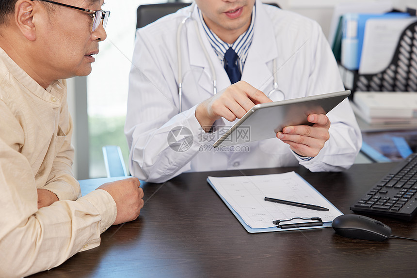 医生为病人讲解病情特写高清图片下载-正版图片502506804-摄图网
