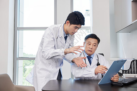 在办公室讨论的的两名医生背景图片
